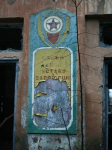 Punätähti on piirretty vanhan suomalaisen kasarmin seinään