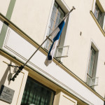 Juhlatalon seinässä oli pitkästä aikaa Suomen lippu.