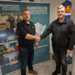 Kaksi miestä kättelee