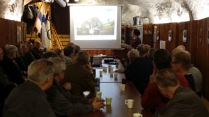 Mirja Turunen Viirinkallion korsulla