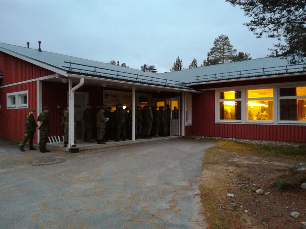 Lauantain kilpailupäivä alkoi sotilaalliseen tyyliin jonottamalla ruokalaan klo 06:00.