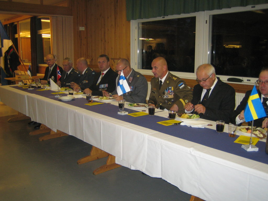 Juhlaillallisen juhlapöytä, jossa istuivat kutsuvieraat neljästä maasta.