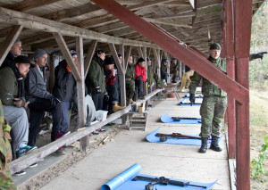 Kadetti Mikko Rastas ohjeistaa ja johtaa pitkien aseiden ammunnan