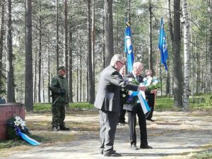 Puolangan sotaveteraanit, sotaorvot. Seppeleitten laskijoina Heikki Väyrynen ja Martti Virrankari