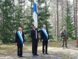 Suomen lippu Markku Väyrynen. Airueet Alpo Hiltunen ja Matti Sutinen