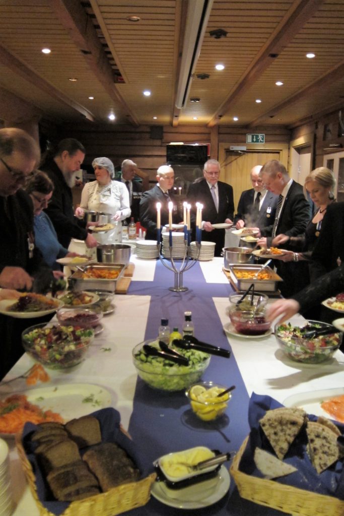 Illallispöydän antimia.