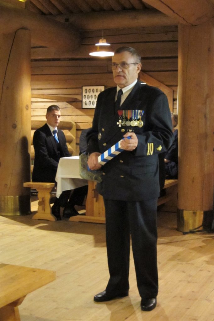 Kapteeni Erkki Kallio pitämässä puhetta ja luovuttamassa rajapaalua.