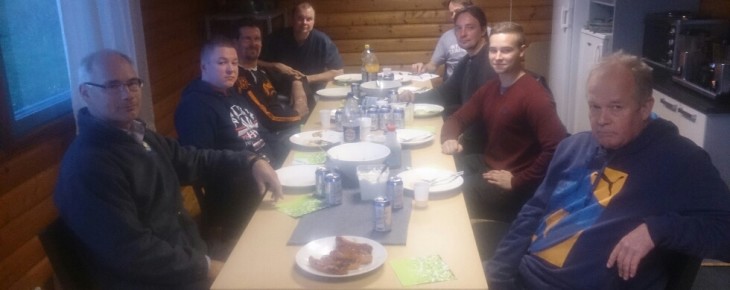 Uusia ja vanhoja jäseniä Siivikkalan majalla 10.10.2015.