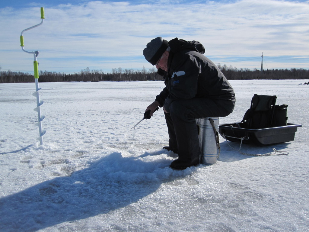 Seppo Taponen pilkkii Veitsiluodon Kalapaikalla