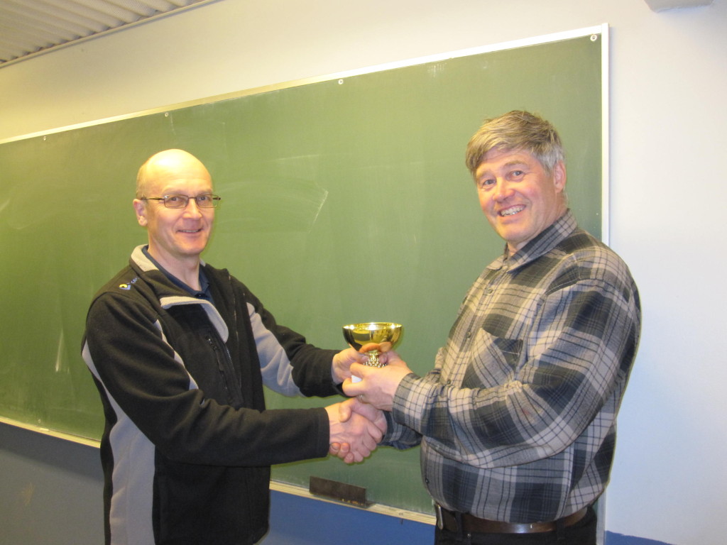 Kemiläisten Aarne Suojärvi onnittelee kiertopalkinnon kera veitsiluotolaisten Mauri Koitilaa 