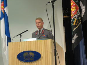RUK:n johtaja Markku Hutka korosti reserviupseerikoulutuksen merkitystä puolustusvoimien poikkeusolojen suorituskyvyn luomisessa.