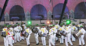Trinidad ja Tobagon puolustusvoimien steel pan -orkesteri, soitti sotilasmusiikkia mielenkiintoisen erilaisella rytmillä.
