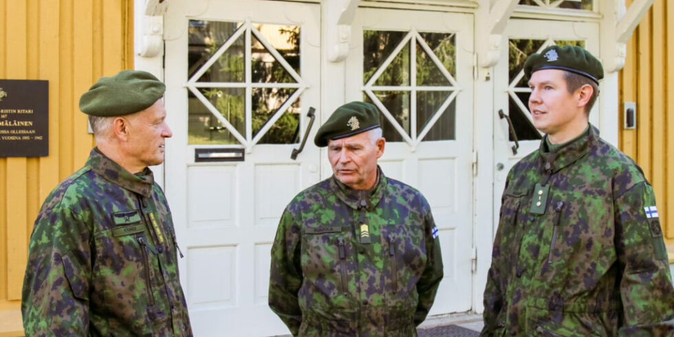 Puolustusvoimain komentaja kenraali Timo Kivinen, Reserviläisliiton puheenjohtaja Ilpo Pohjola ja Reserviupseeriliiton puheenjohtaja Aaro Mäkelä valmistautumassa marssille.