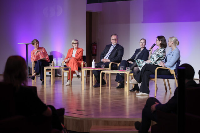 Paneeli III: Kokonaisturvallisuus Naiset, rauha ja turvallisuus -näkökulmasta. Moderaattorina Katri Makkonen. Panelisteina Sofia Virta, Annukka Ylivaara, Harriet Lonka, Teemu Tallberg ja Paula Risikko.